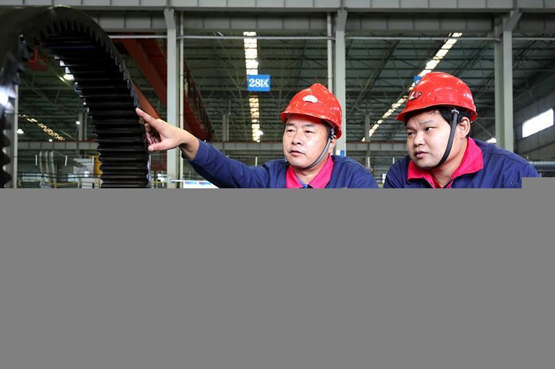 王忠才正在車間指導(dǎo)。 人民網(wǎng)記者 呂歡歡攝