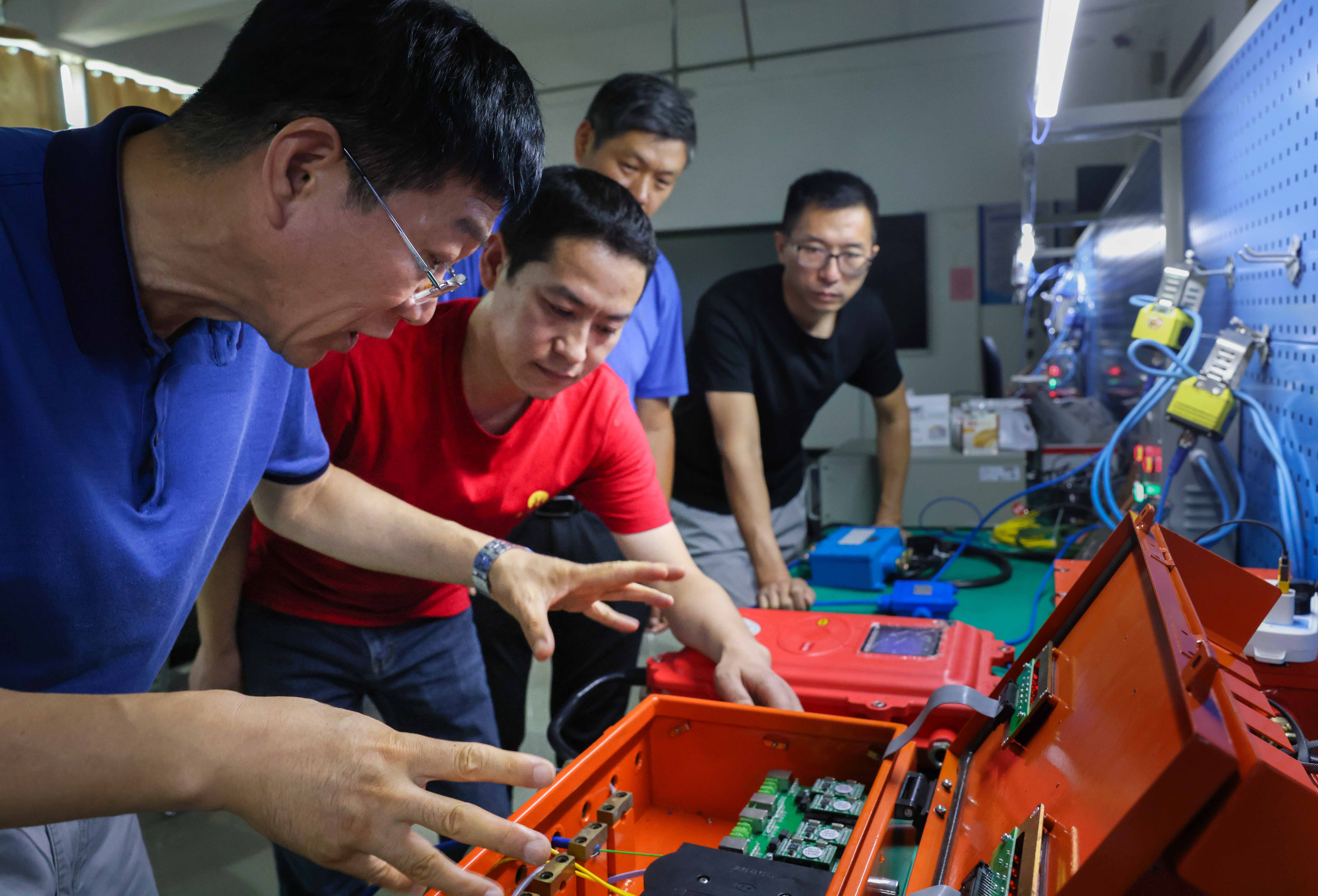 淮北礦業(yè)集團(tuán)“工匠大師工作室”核心成員楊杰正在為技術(shù)比武選手傳授技藝。鄭洪光攝